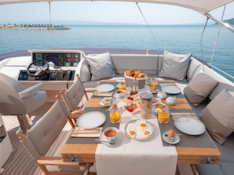 Book yachts online - motorboat - Princess 72 Fly - Champion - rent