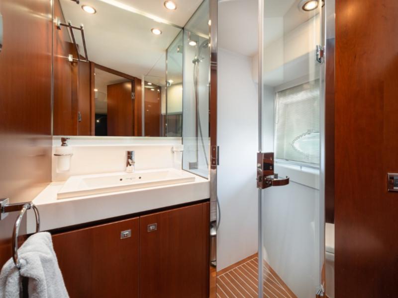 Book yachts online - motorboat - Princess 72 Fly - Champion - rent