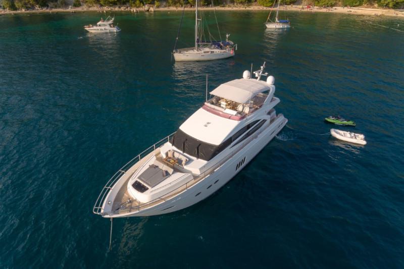 Book yachts online - motorboat - Princess 72 Fly - Champion - rent
