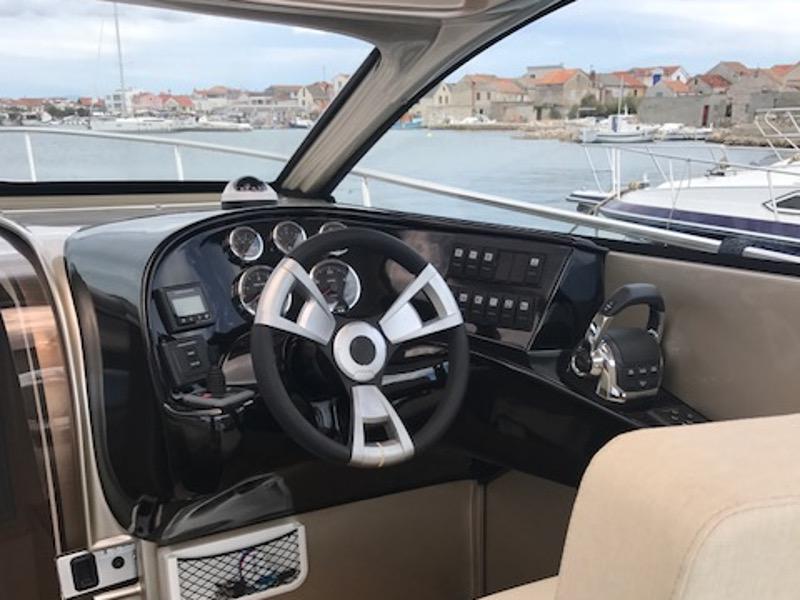 Book yachts online - motorboat - Mirakul 30 HT - Blowfish - rent