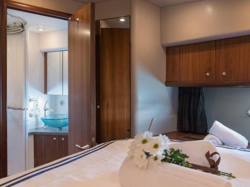 Book yachts online - motorboat - Predator 62 - Ena I - rent