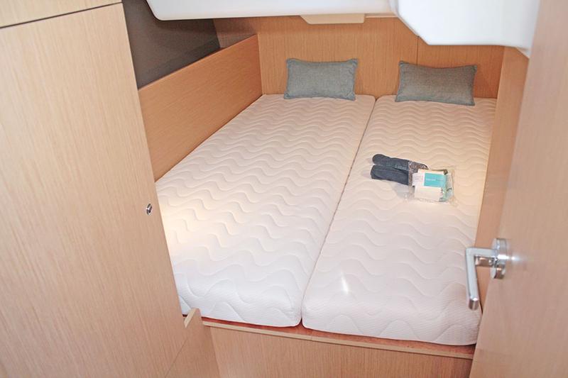 Book yachts online - sailboat - Oceanis 38.1 - FREEDOM - rent