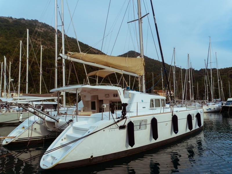 Book yachts online - catamaran - Lagoon 440 - Futuna Lua - rent