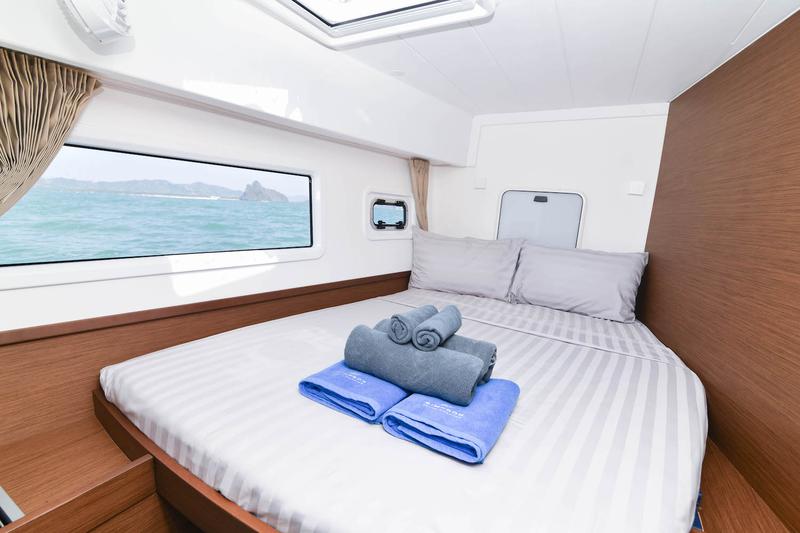 Book yachts online - catamaran - Lagoon 42 - 4Cab/4Hd - Cloud Dancer - rent