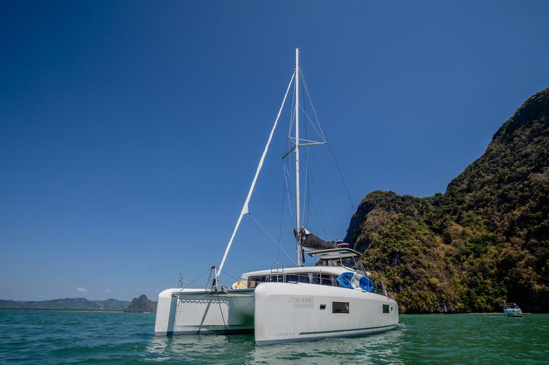 Book yachts online - catamaran - Lagoon 42 - 4Cab/4Hd - Cloud Dancer - rent