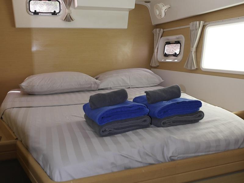 Book yachts online - catamaran - Lagoon 421 - Miss Coco - rent