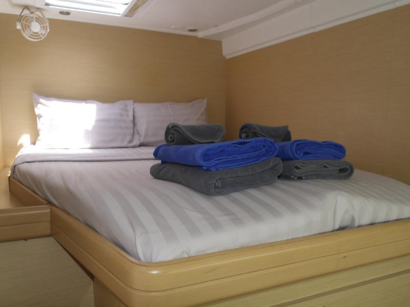 Book yachts online - catamaran - Lagoon 421 - Miss Coco - rent