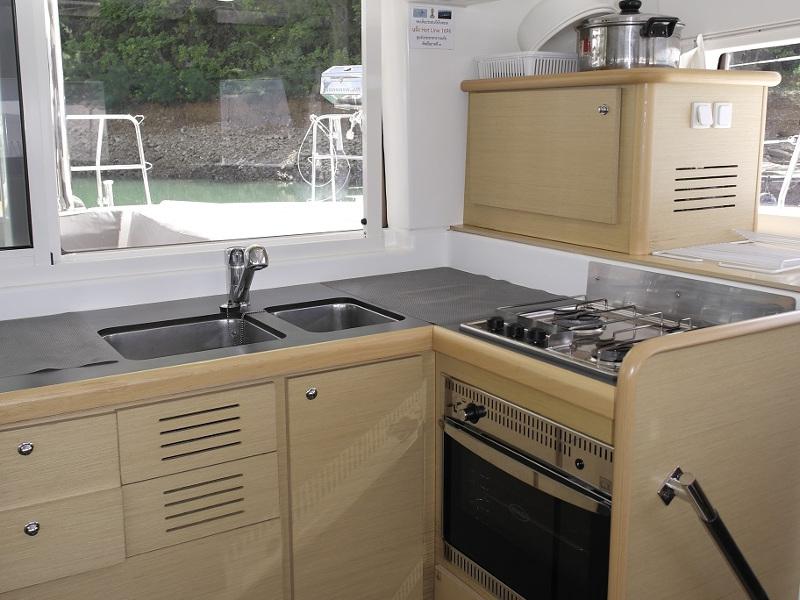 Book yachts online - catamaran - Lagoon 421 - Miss Coco - rent