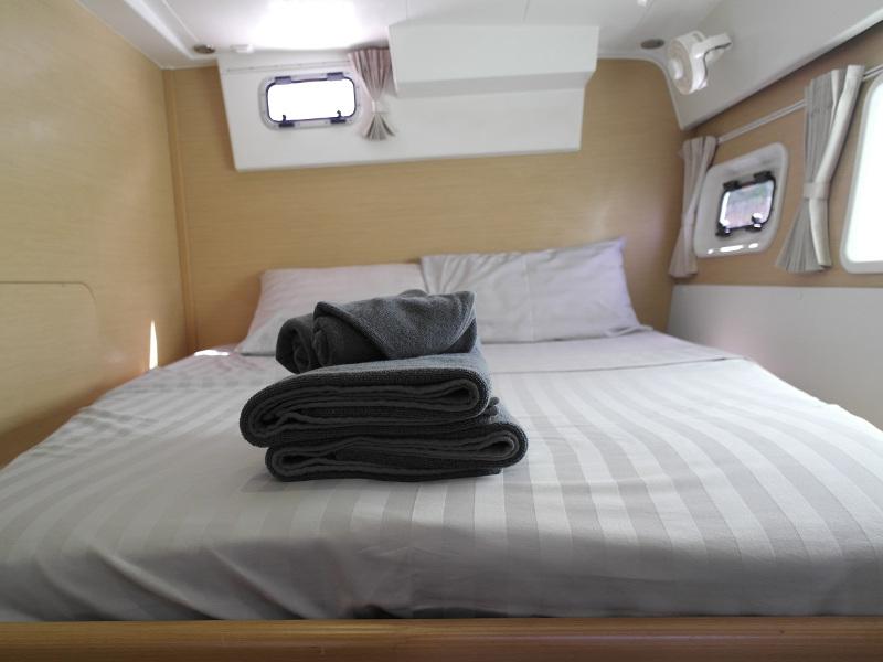 Book yachts online - catamaran - Lagoon 421 - Miss Coco - rent