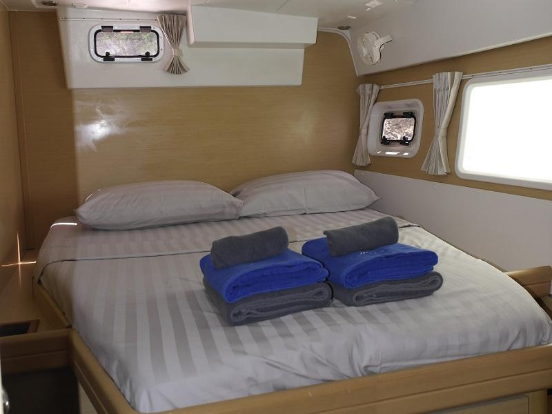 Book yachts online - catamaran - Lagoon 421 - Miss Coco - rent