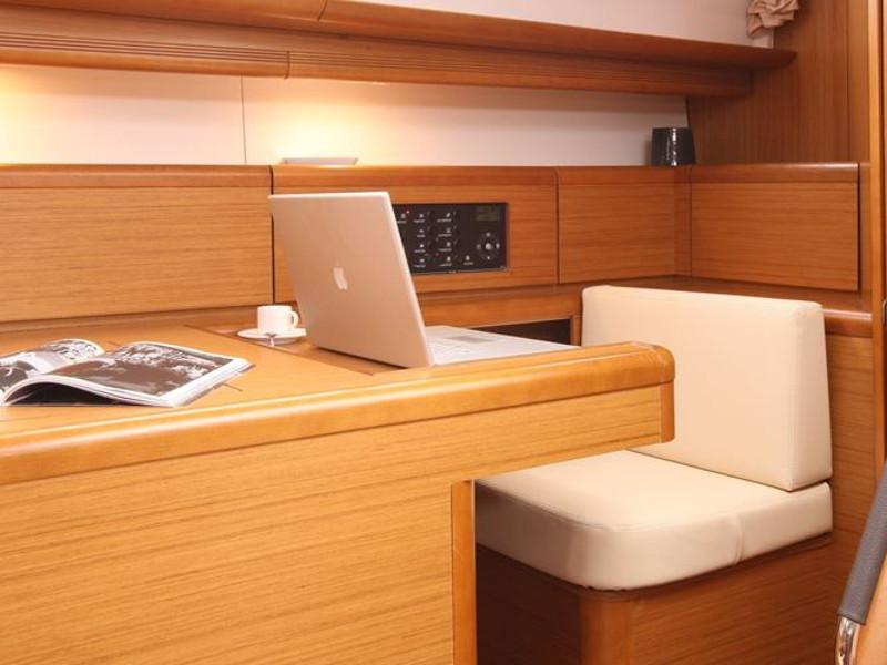 Book yachts online - sailboat - Sun Odyssey 44 i - REGINA - rent