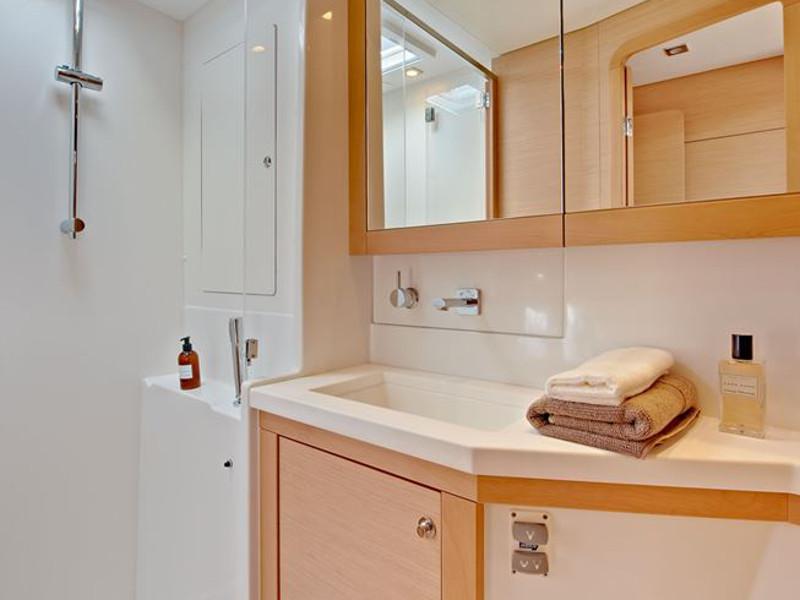 Book yachts online - catamaran - Skippered Lagoon 450 F - Lag45001 - rent