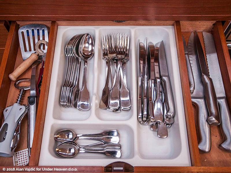 Book yachts online - sailboat - Dufour 460 Grand Large - NOSTROMO (aircondition, generator, blue hull) - rent