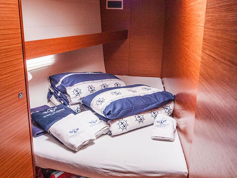 Book yachts online - sailboat - Dufour 460 Grand Large - NOSTROMO (aircondition, generator, blue hull) - rent