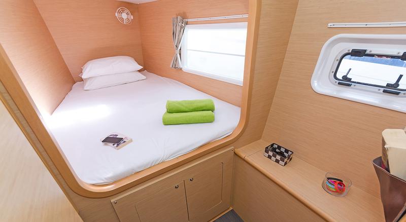 Book yachts online - catamaran - Lagoon 380 - Bellevue - rent