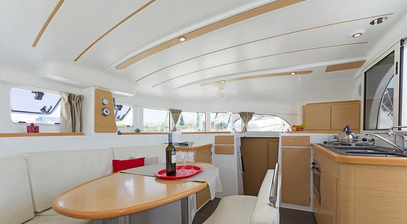 Book yachts online - catamaran - Lagoon 380 - Bellevue - rent