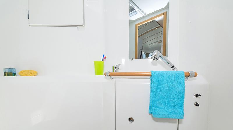 Book yachts online - catamaran - Lagoon 380 - Bellevue - rent