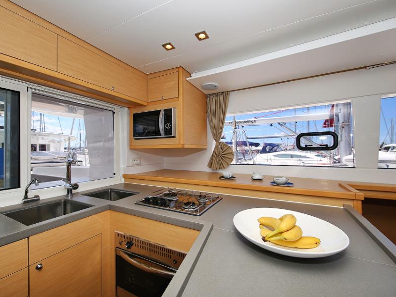 Book yachts online - catamaran - Lagoon 450  Flybridge - Mantra (Generator + watermaker) - rent