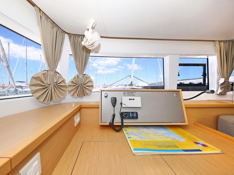 Book yachts online - catamaran - Lagoon 450  Flybridge - Mantra (Generator + watermaker) - rent