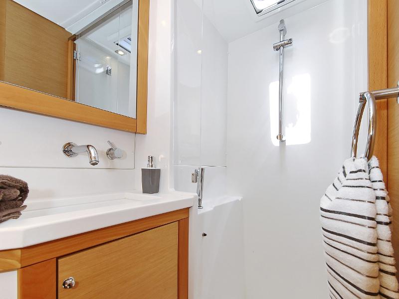 Book yachts online - catamaran - Lagoon 450  Flybridge - Mantra (Generator + watermaker) - rent