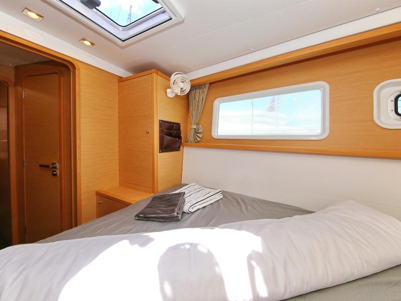 Book yachts online - catamaran - Lagoon 450  Flybridge - Mantra (Generator + watermaker) - rent