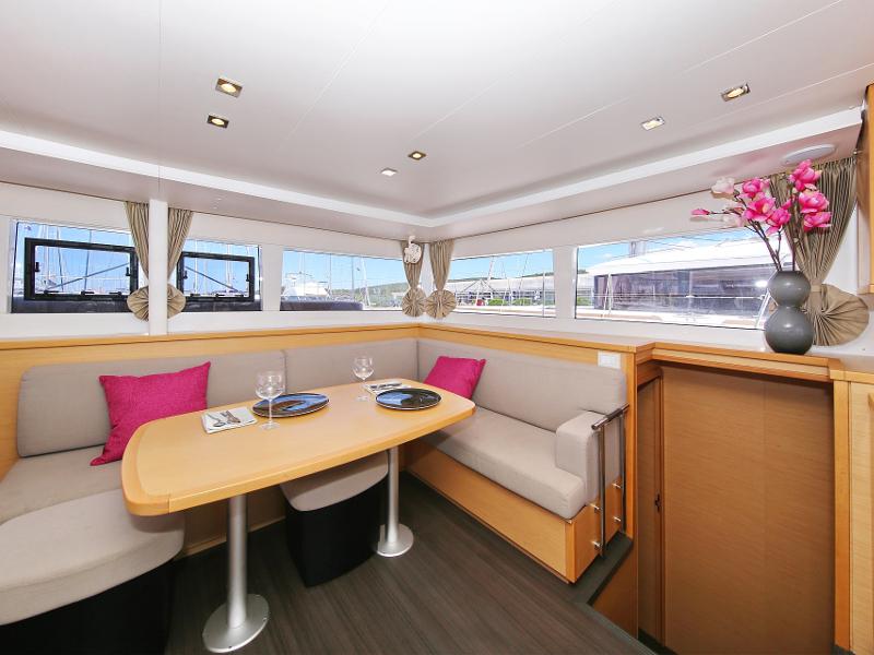 Book yachts online - catamaran - Lagoon 450  Flybridge - Mantra (Generator + watermaker) - rent