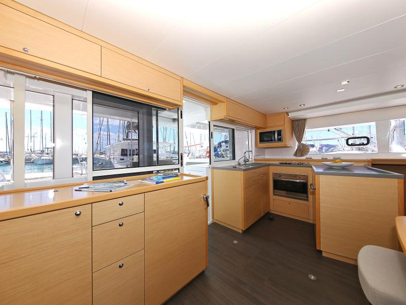 Book yachts online - catamaran - Lagoon 450  Flybridge - Mantra (Generator + watermaker) - rent