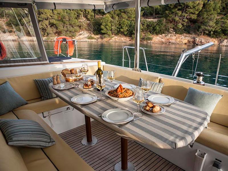 Book yachts online - catamaran - Lagoon 500 - Elvira - rent