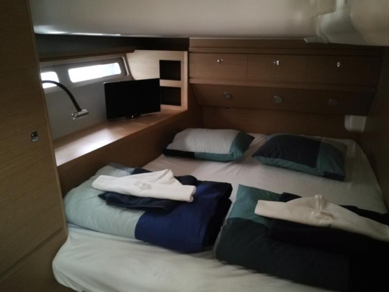 Book yachts online - sailboat - Dufour 56 Exclusive - Nomi fully equipped white hull - rent