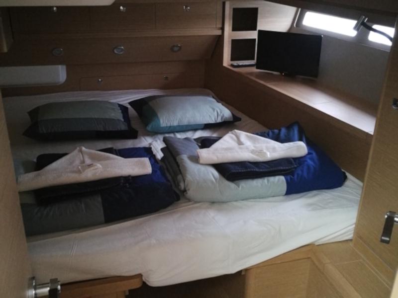 Book yachts online - sailboat - Dufour 56 Exclusive - Nomi fully equipped white hull - rent