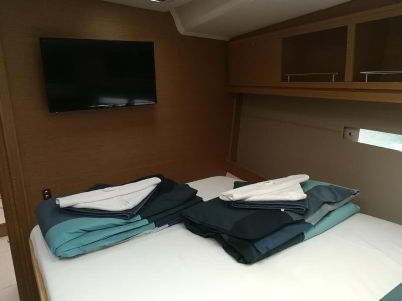 Book yachts online - sailboat - Dufour 56 Exclusive - Nomi fully equipped white hull - rent