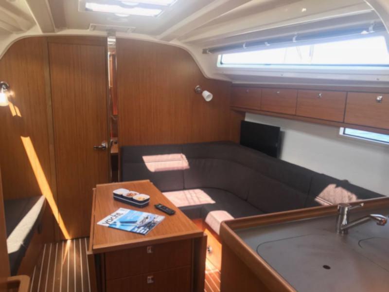 Book yachts online - sailboat - Bavaria Cruiser 37 - Baby Panda AC shore power underwater light - rent