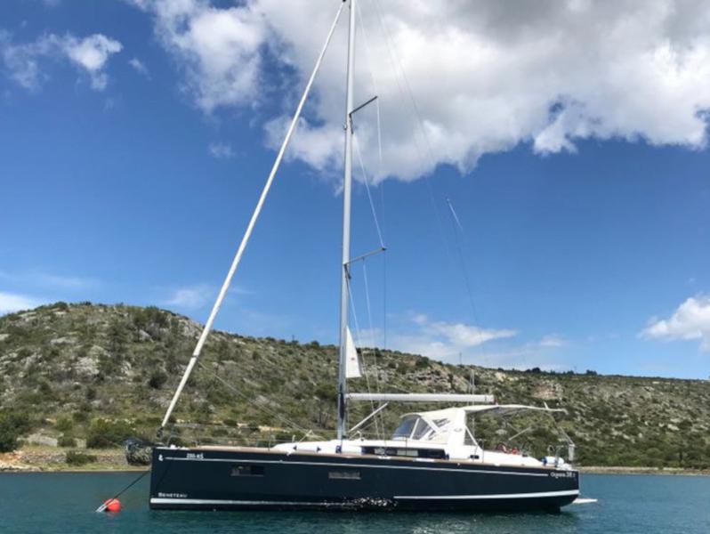 Book yachts online - sailboat - Oceanis 38.1 - Baby Dory AC shore power underwater light blue hull - rent