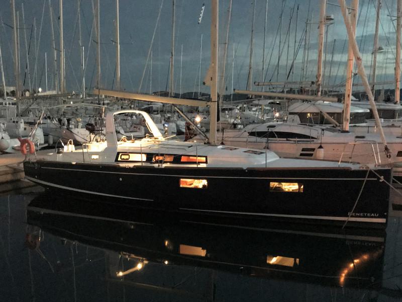 Book yachts online - sailboat - Oceanis 38.1 - Baby Dory AC shore power underwater light blue hull - rent