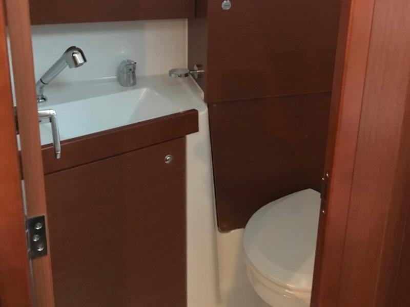 Book yachts online - sailboat - Oceanis 38.1 - Baby Dory AC shore power underwater light blue hull - rent