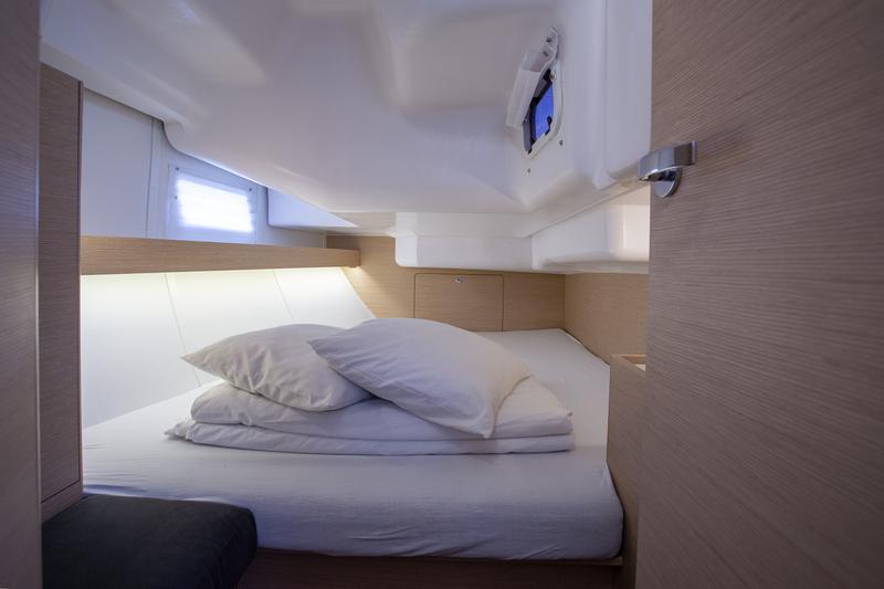 Book yachts online - sailboat - Elan 40 Impression - JANINA - rent