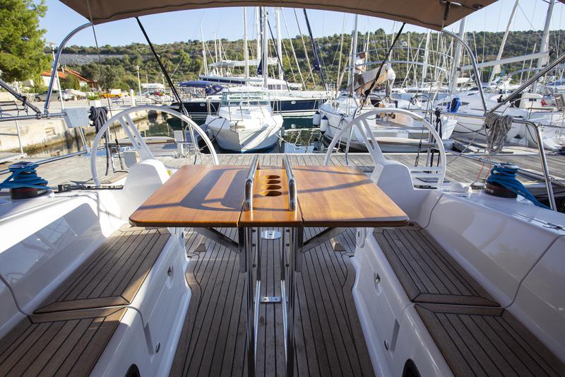 Book yachts online - sailboat - Elan 40 Impression - JANINA - rent