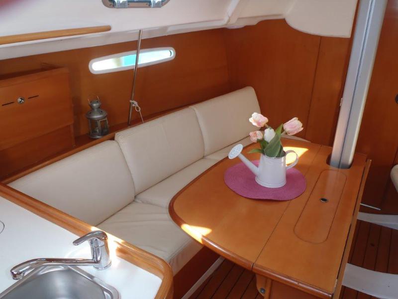 Book yachts online - sailboat - First 31.7 - Ruta - rent