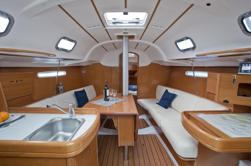 Book yachts online - sailboat - First 31.7 - Ruta - rent