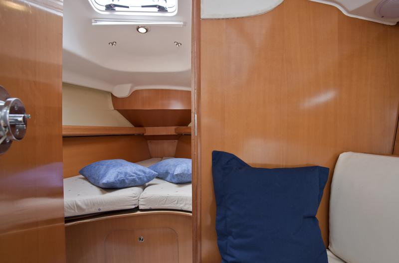 Book yachts online - sailboat - First 31.7 - Ruta - rent