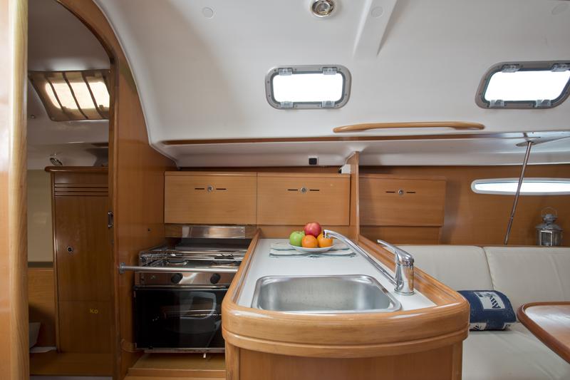 Book yachts online - sailboat - First 31.7 - Ruta - rent