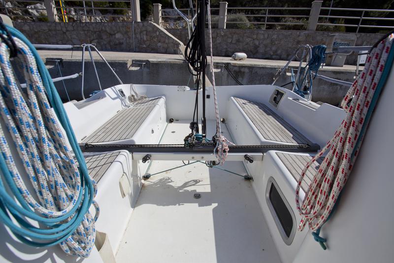 Book yachts online - sailboat - First 31.7 - Ruta - rent