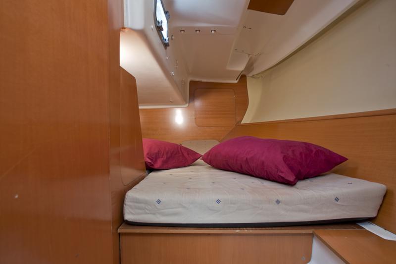 Book yachts online - sailboat - First 31.7 - Ruta - rent