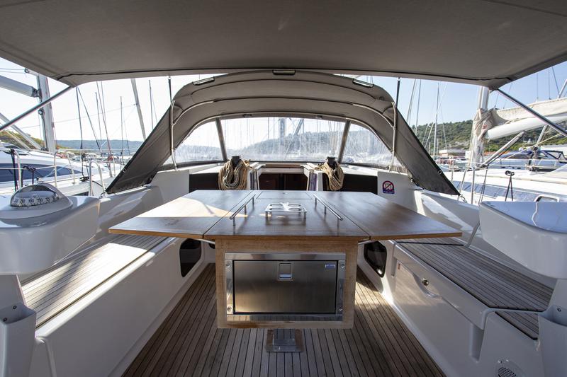 Book yachts online - sailboat - Dufour 520 Grand Large - Lateja - rent