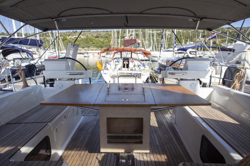 Book yachts online - sailboat - Dufour 520 Grand Large - Lateja - rent