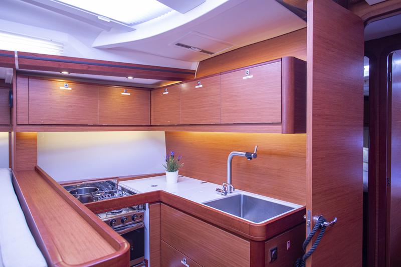 Book yachts online - sailboat - Dufour 520 Grand Large - Lateja - rent