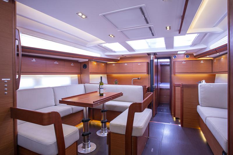 Book yachts online - sailboat - Dufour 520 Grand Large - Lateja - rent