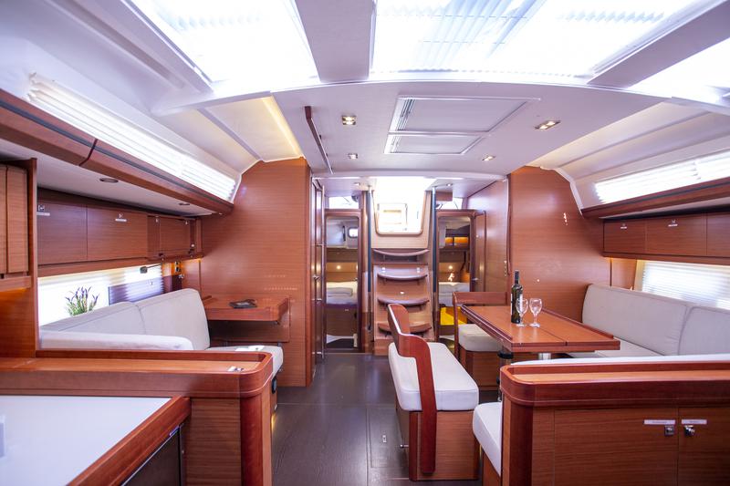 Book yachts online - sailboat - Dufour 520 Grand Large - Lateja - rent