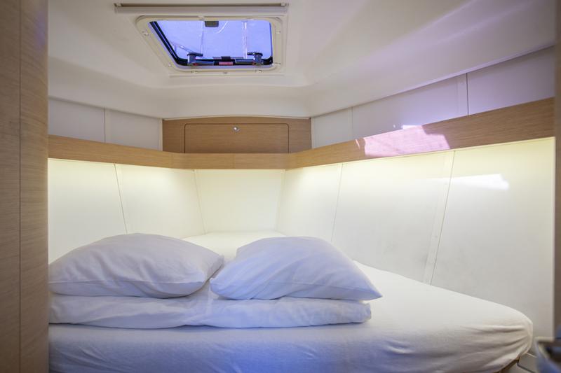 Book yachts online - sailboat - Elan 40 Impression - Silente - rent