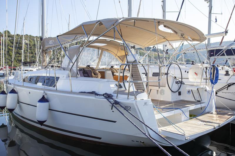 Book yachts online - sailboat - Dufour 382 GL - Niké - rent